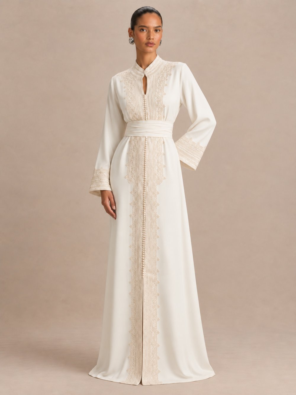 Caftan blanc à encolure travaillée en crêpe