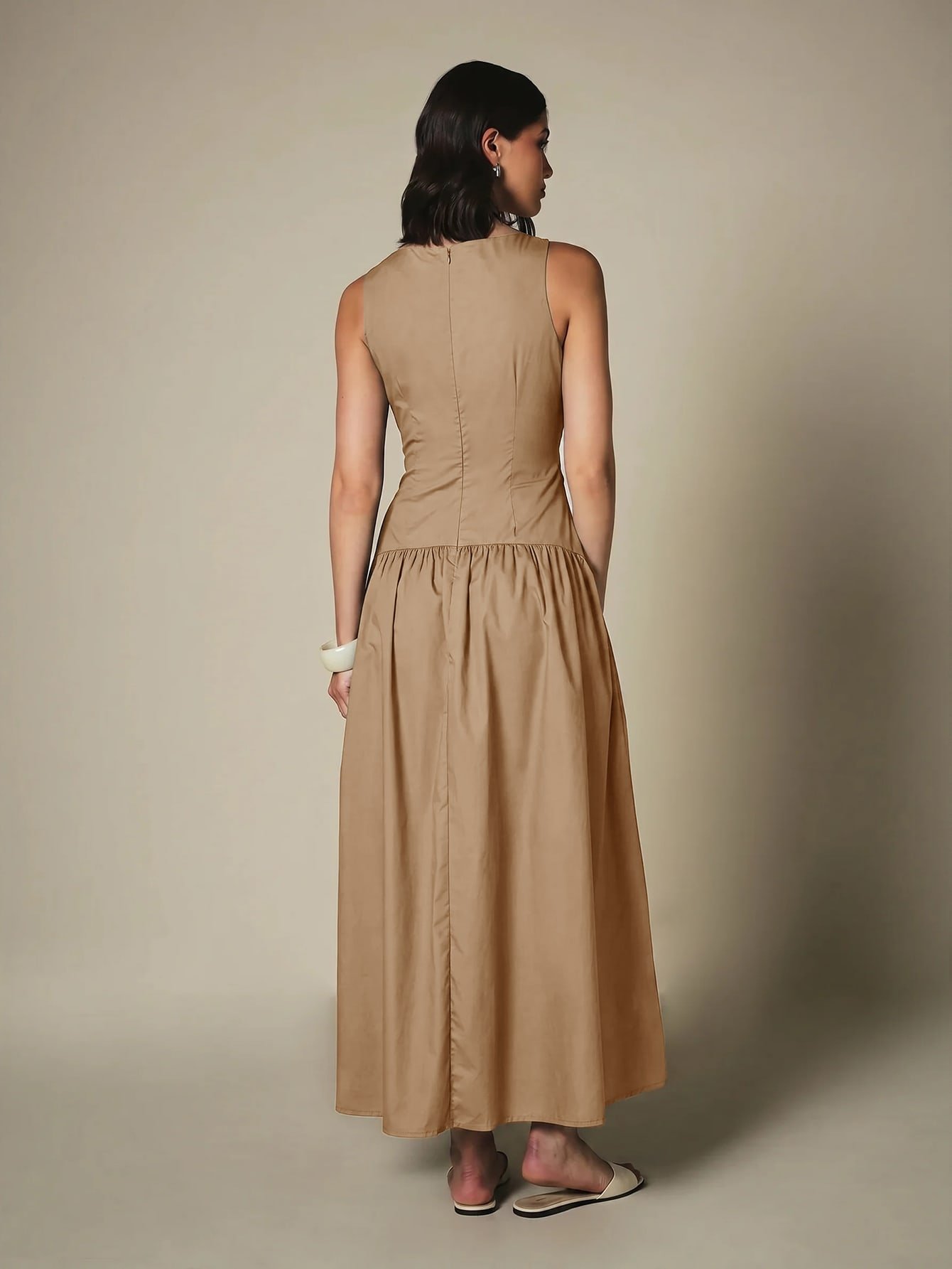 Robe longue plissée taille basse à col montant