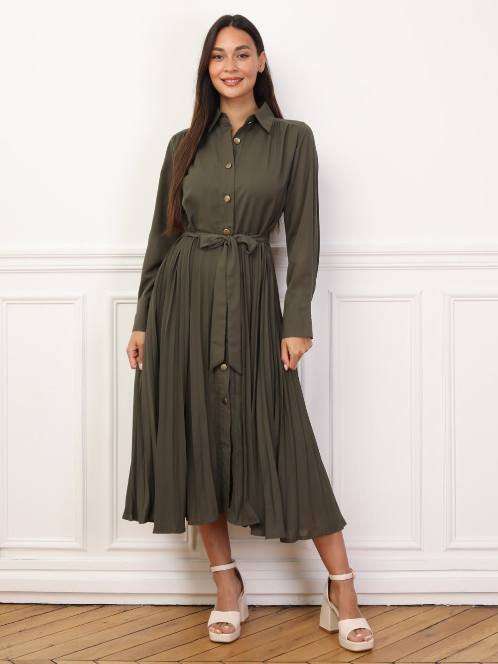 Robe chemise plissée ceinturée kaki