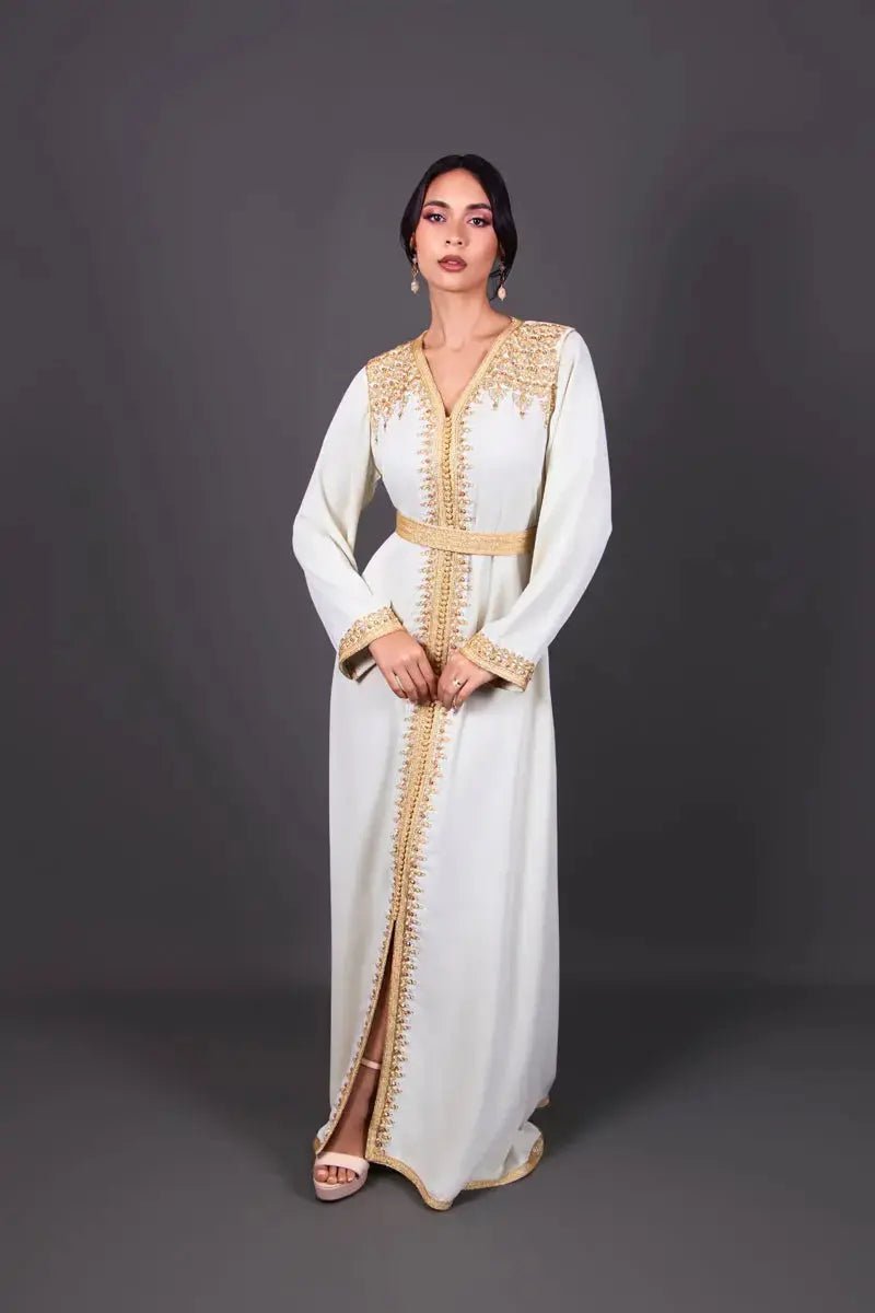 قفطان من الكريب بلون كريمي بتطريز ذهبي