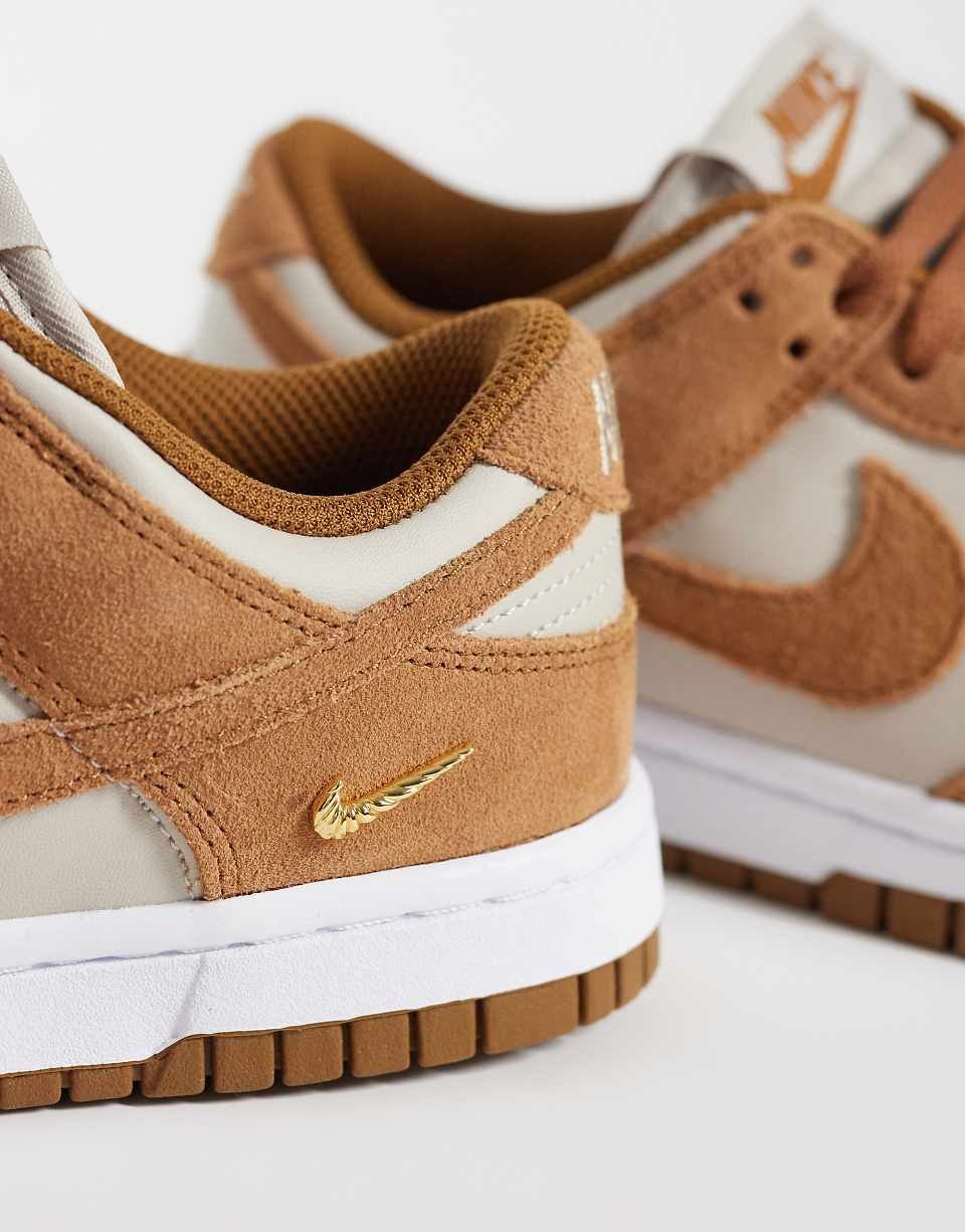 حذاء رياضي Dunk Low باللون البني