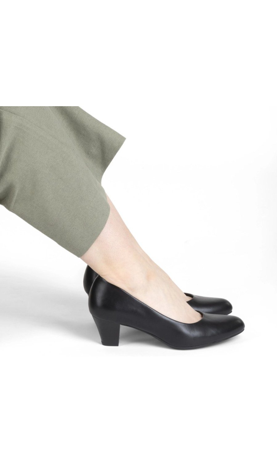 Black flared-heel round-toe pumps