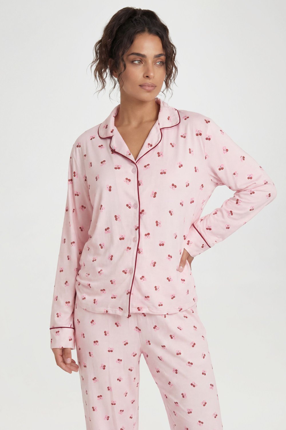 Pyjama haut et pantalon à cerises à passepoil