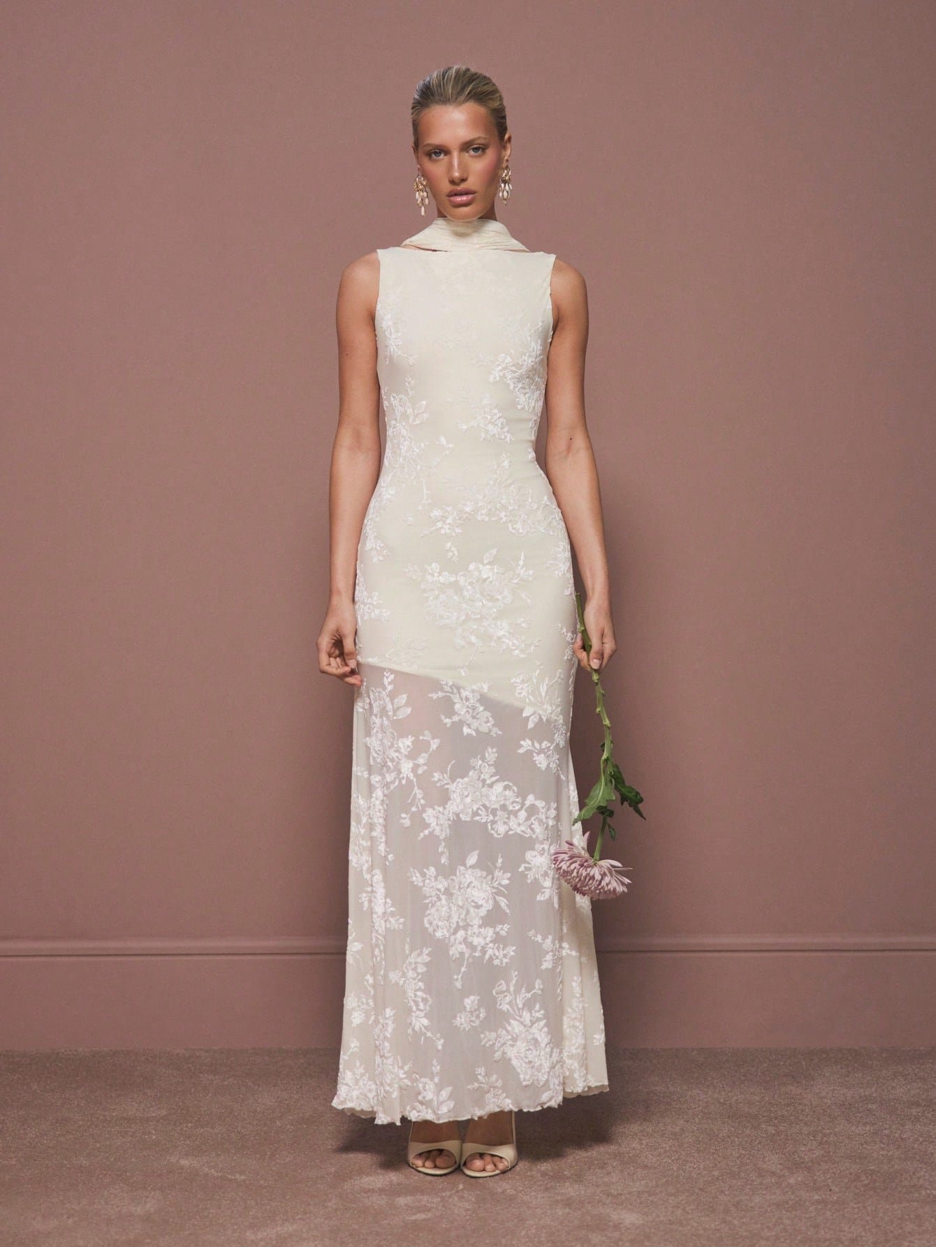 Robe de mariée longue en dentelle à cape