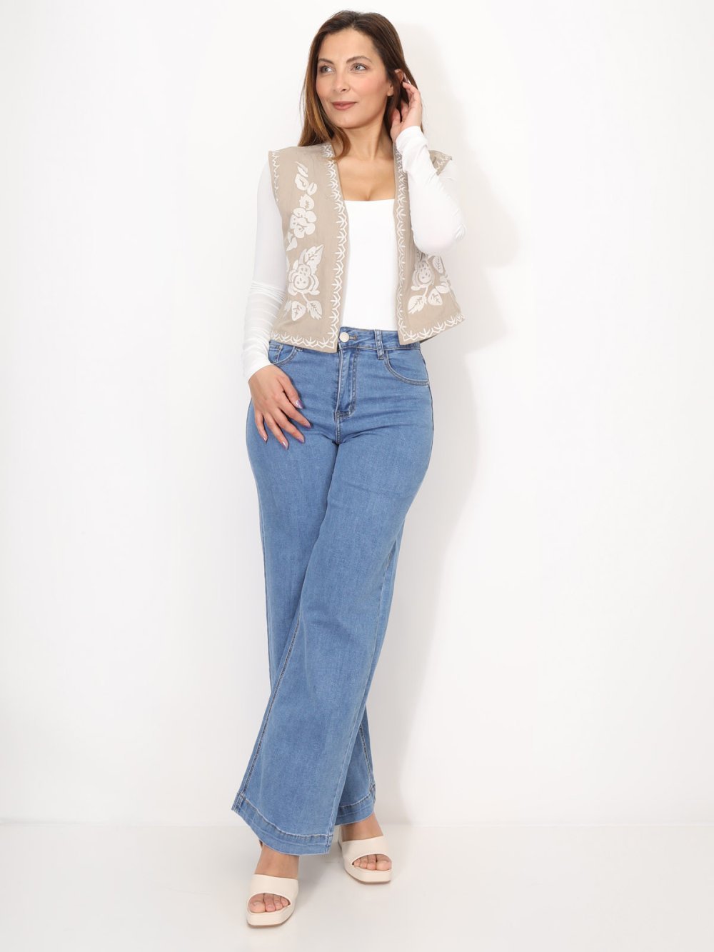 Gilet sans manches à broderies contrastées