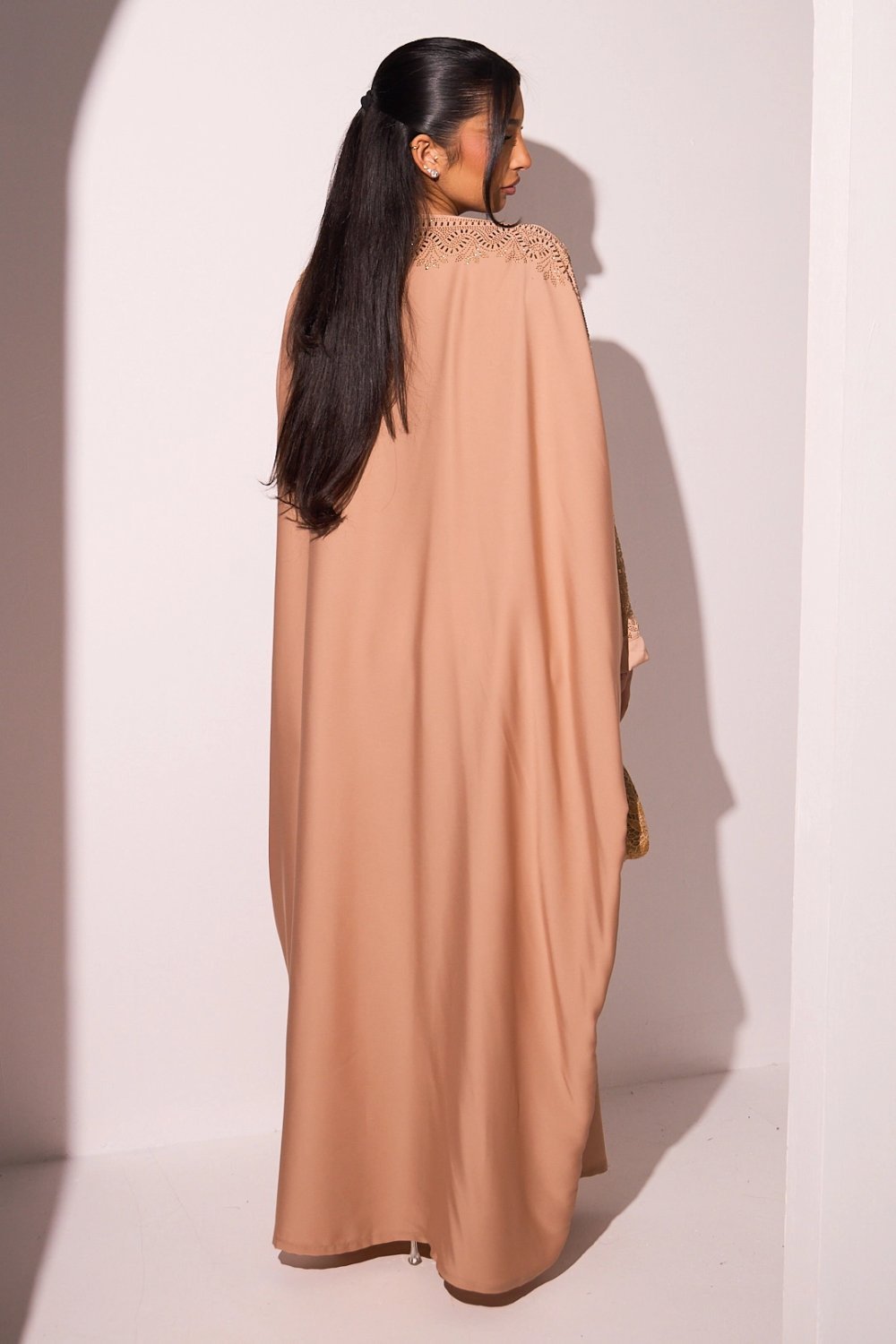 Abaya satinée à empiècement doré beige orangé