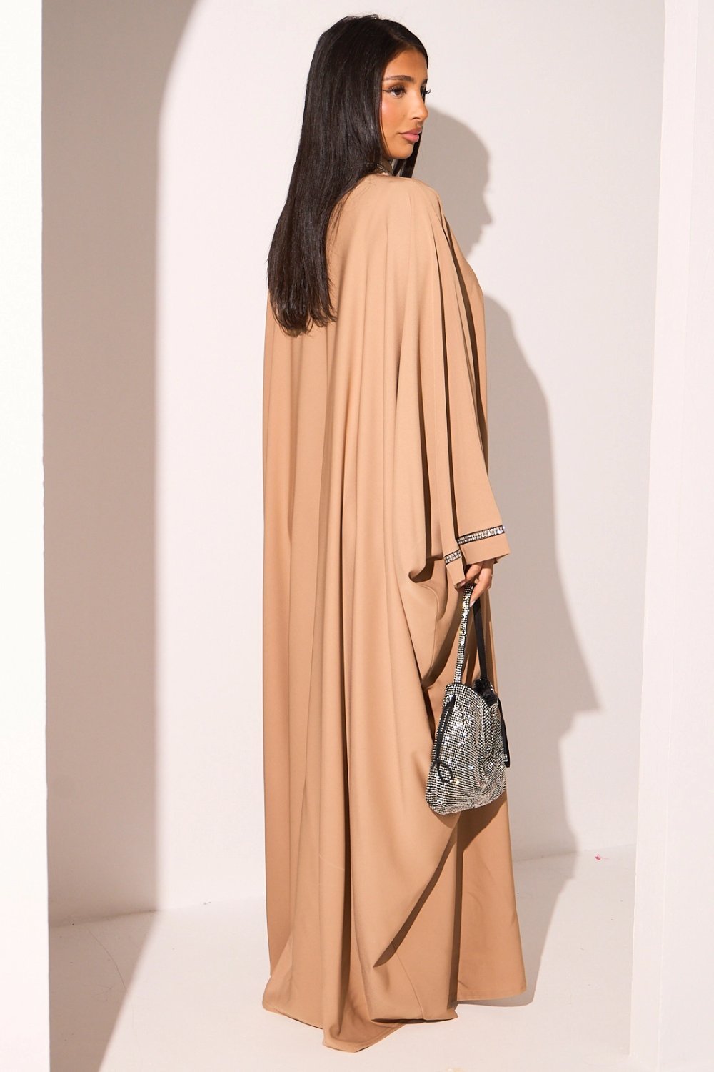 Abaya cintrée col rond à strass camel