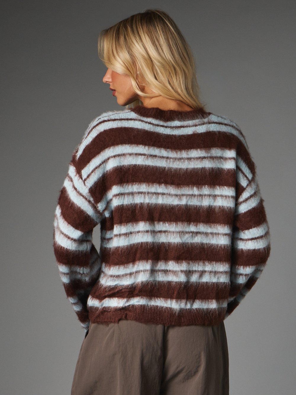 Cardigan duveteux rayé marron et bleu