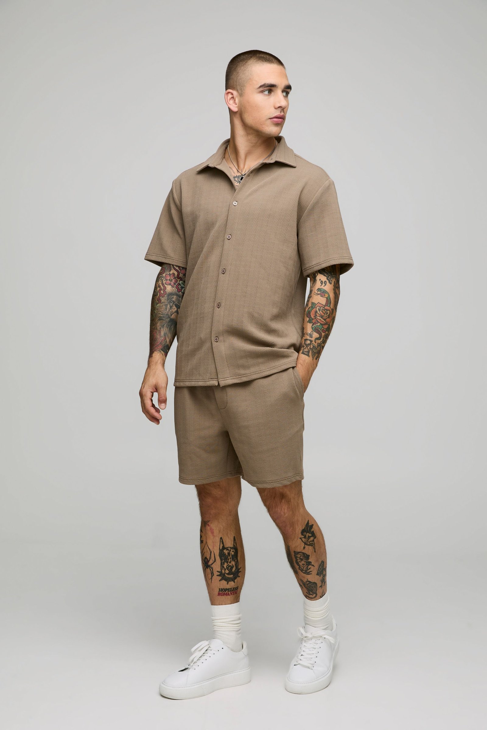 Ensemble chemise à manches courtes en jersey à chevrons régulier et short
