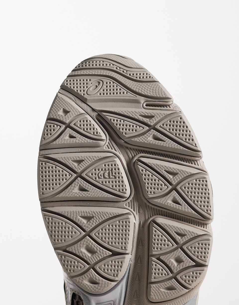 حذاء رياضي Gel-Cumulus 16 بالبني والفضي