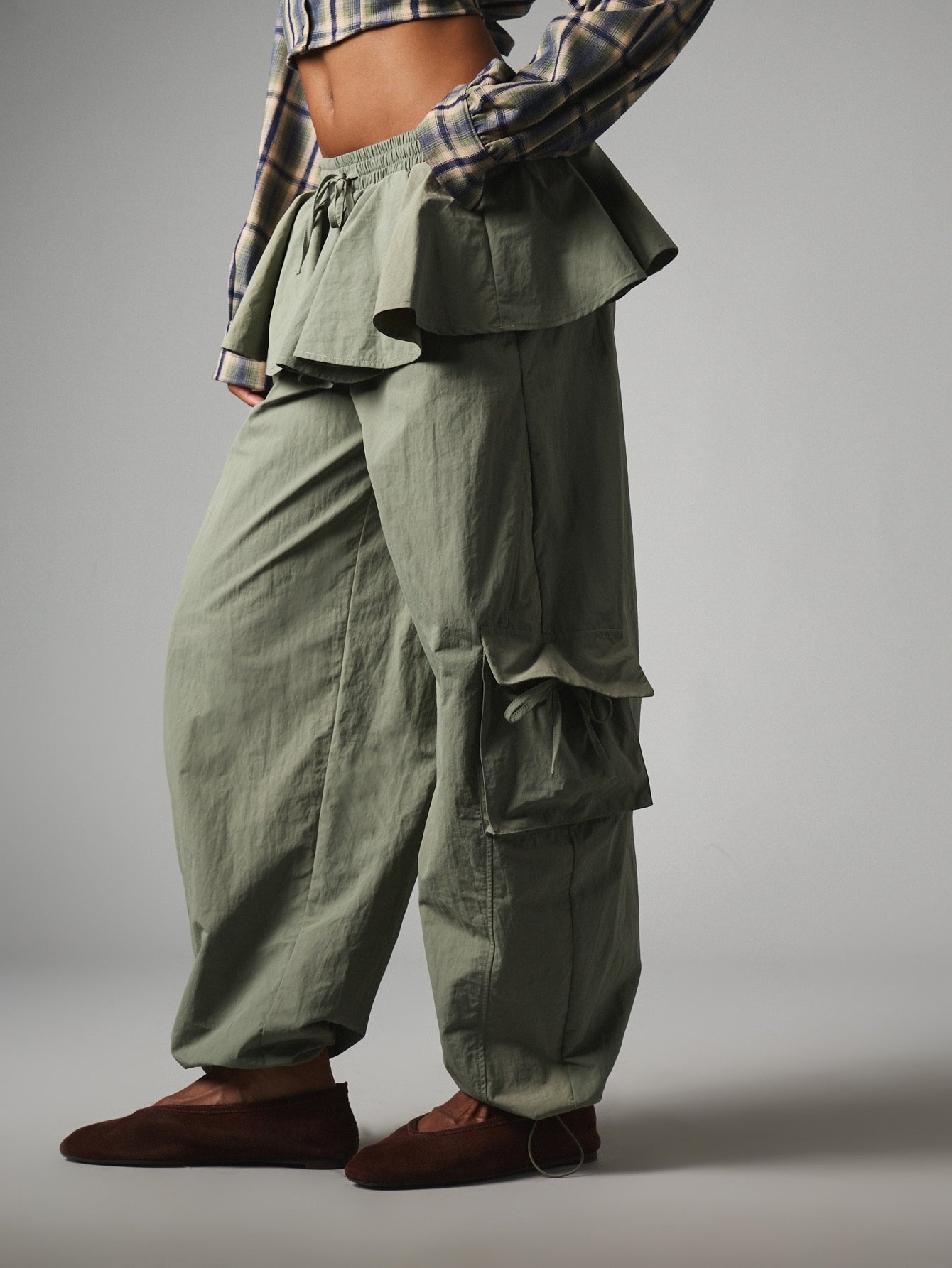 Pantalon cargo large avec jupe à volants