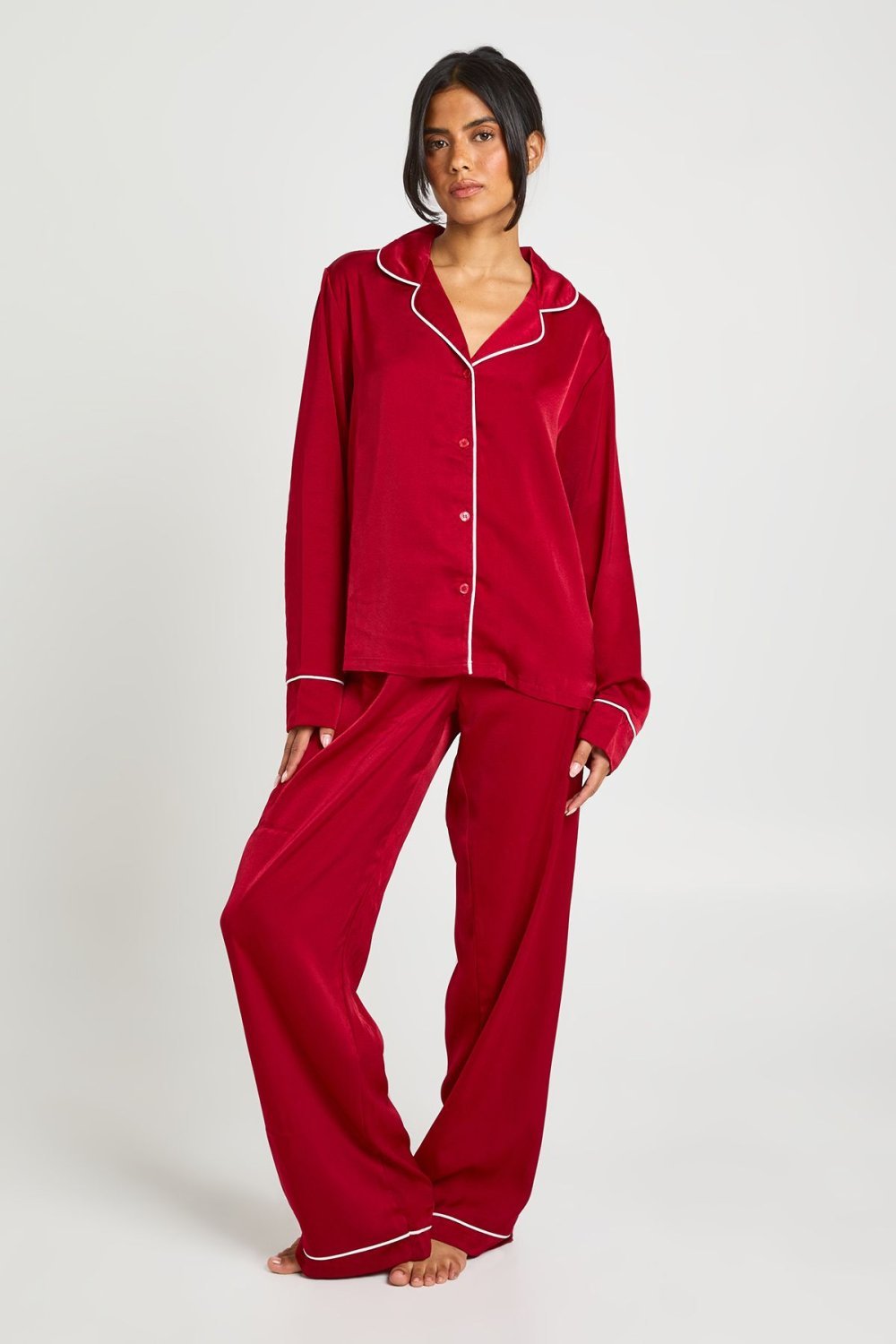Pyjama chemise et pantalon en satin à passepoil