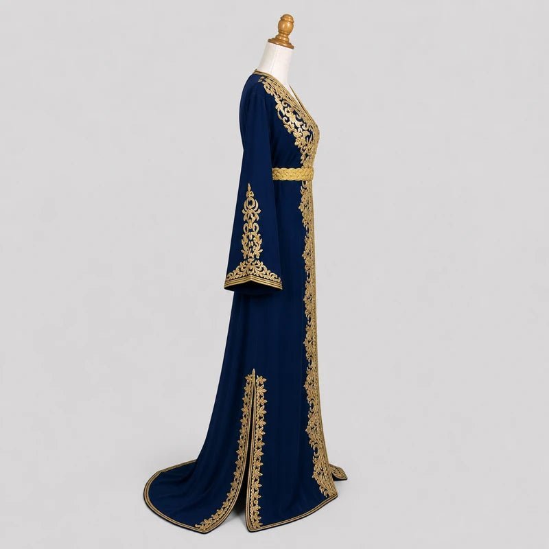 Caftan en crêpe de soie bleu marine brodé doré