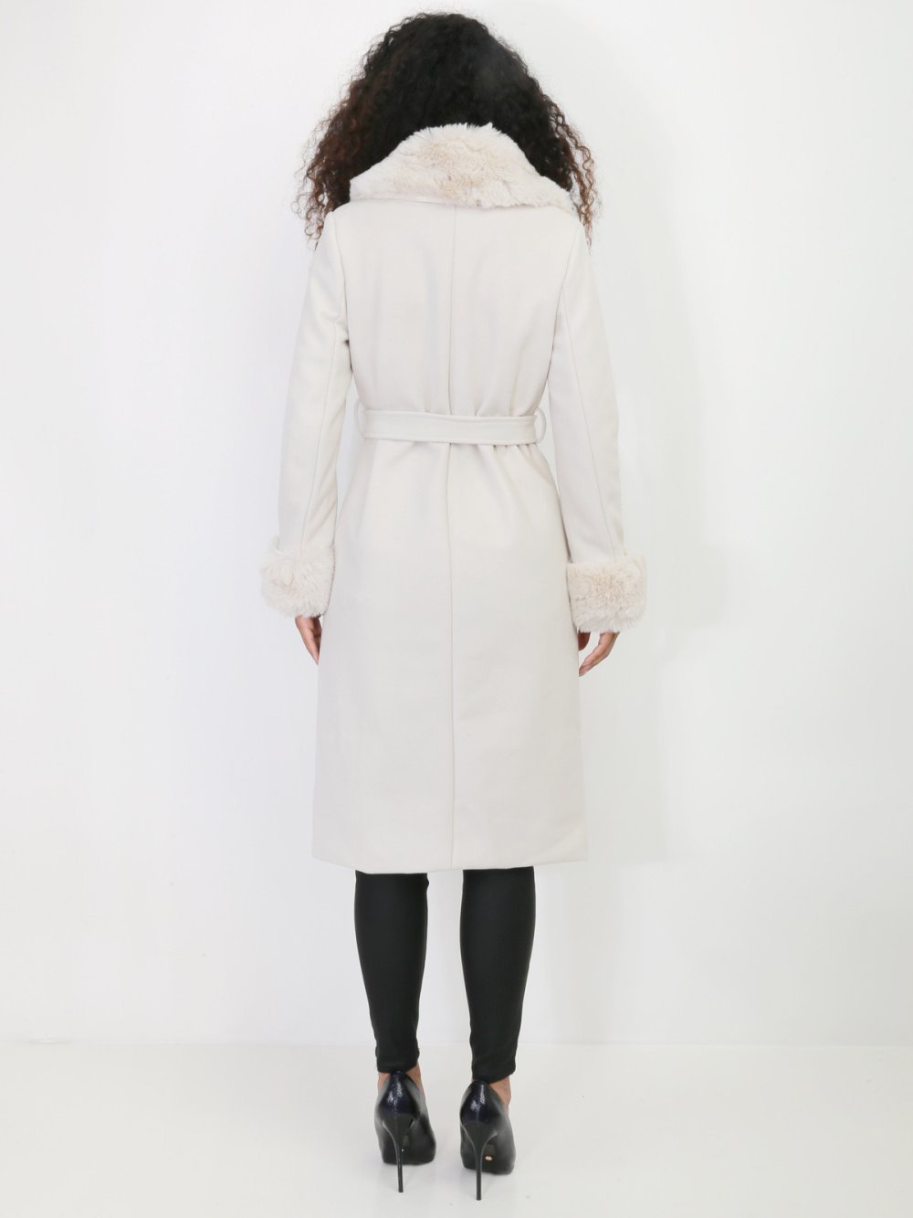 Manteau mi-long à col fourré ceinturé beige
