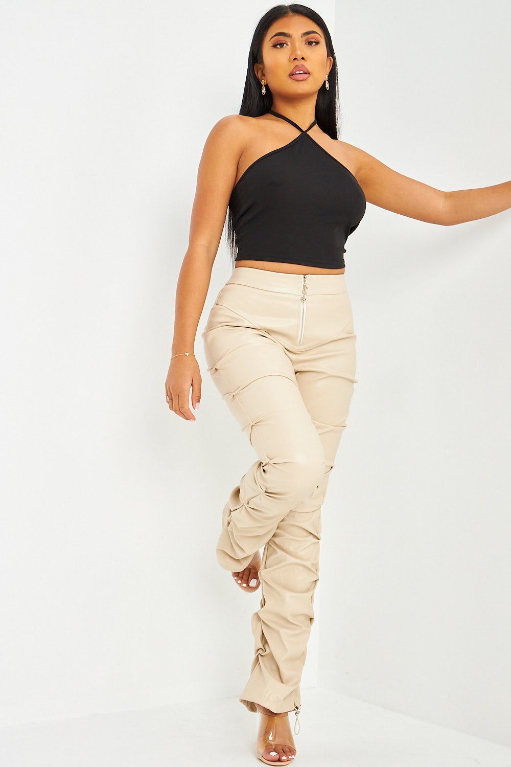 Pantalon évasé froncé en simili cuir ivoire