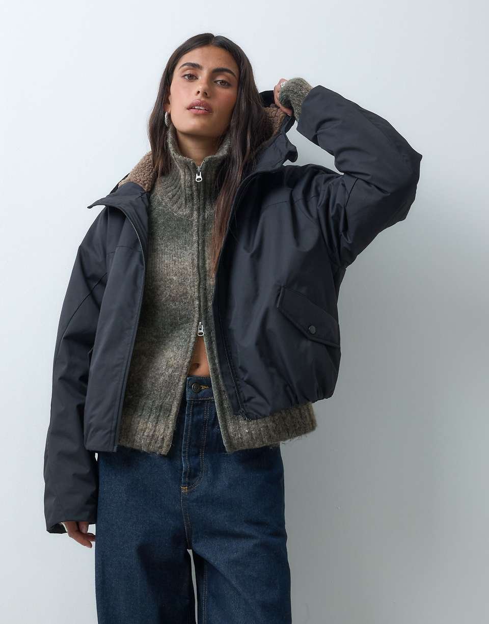 Manteau de pluie court à capuche avec doublure en imitation peau de mouton noir