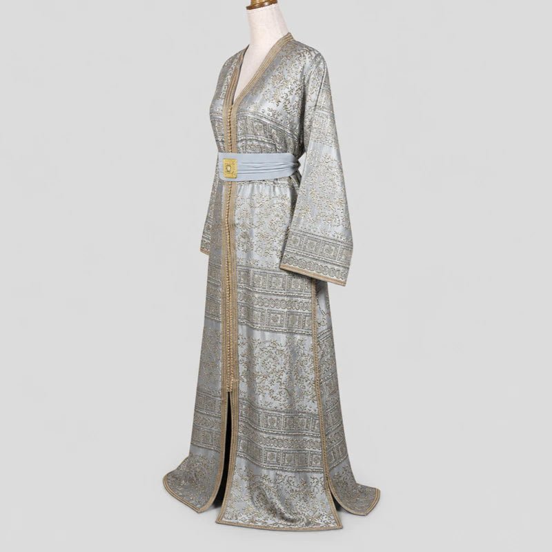 Caftan en brocart gris argenté à sfifa dorée