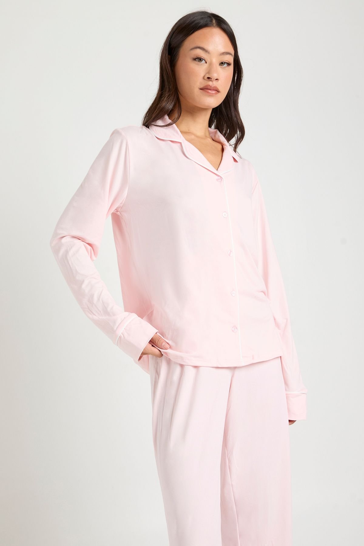 Ensemble pyjama pour grande taille en jersey avec détails de passepoil, composé d'une chemise à manches longues et d'un pantalon