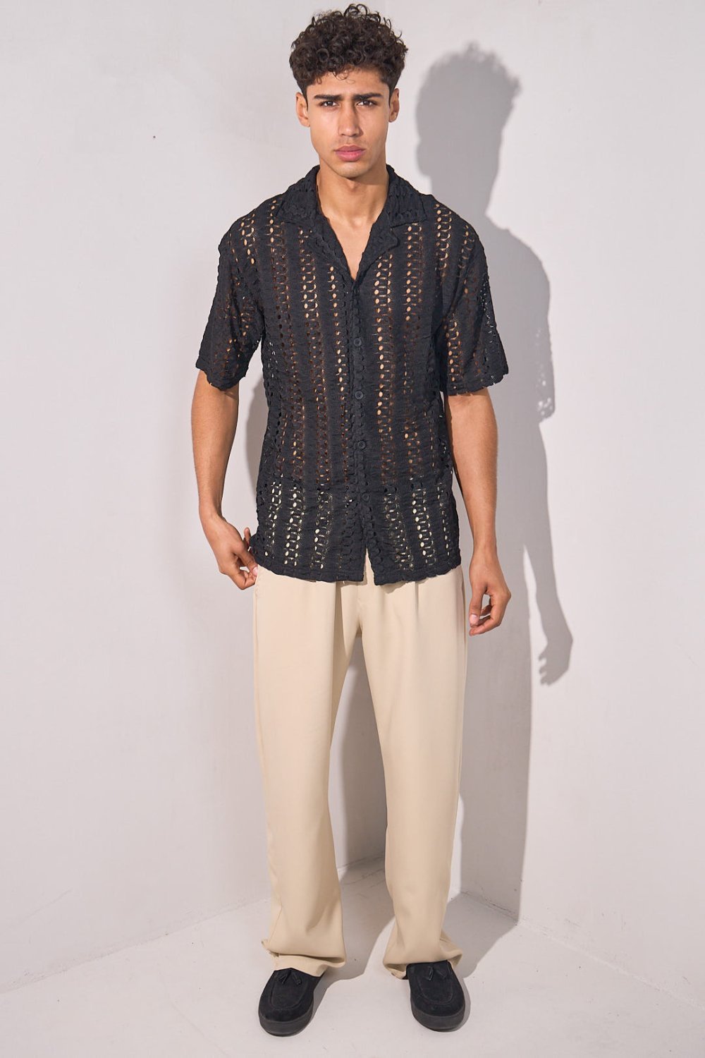Chemise brodée à trous noire