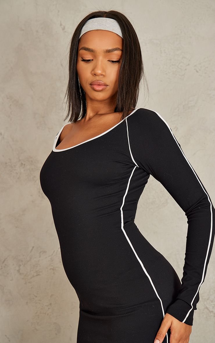 Robe longue sculptante à liseré contrasté