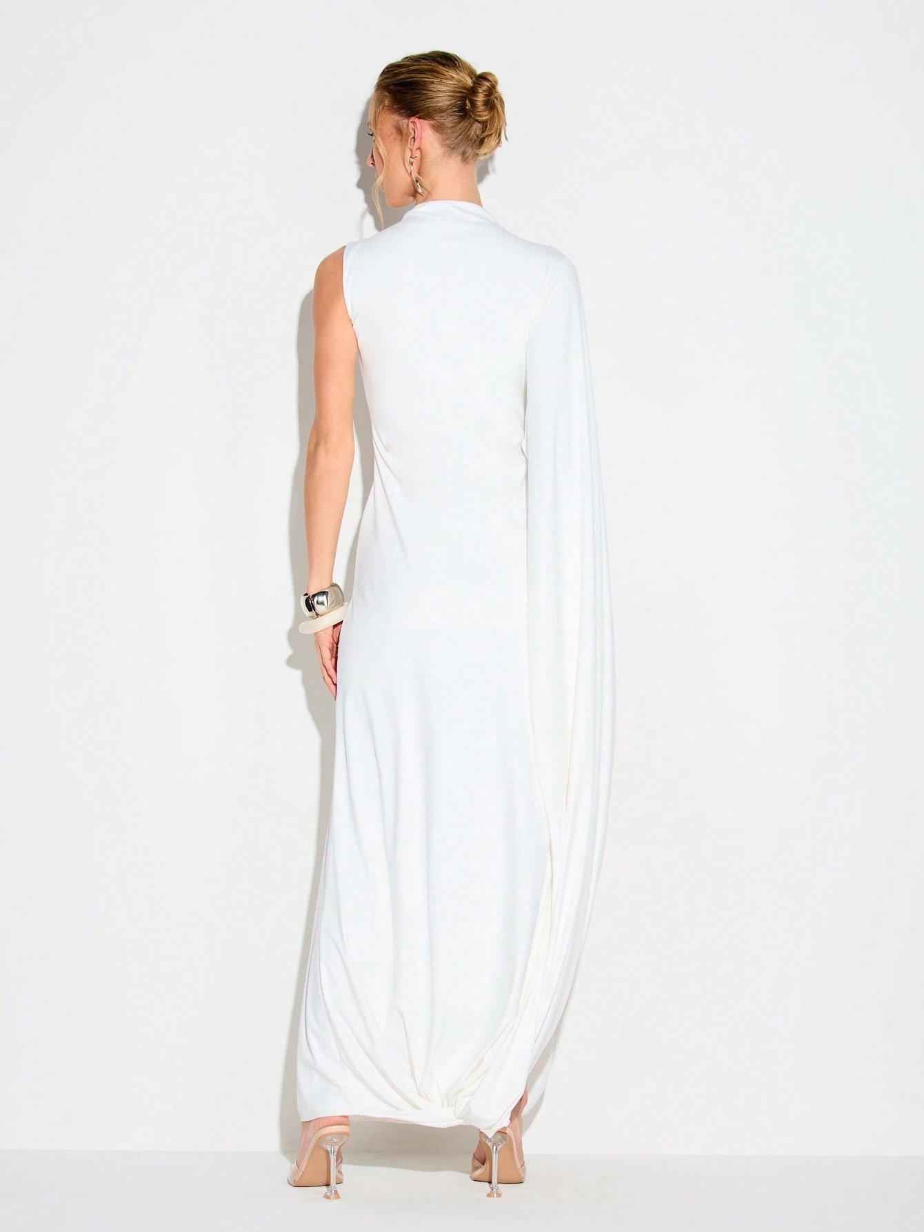 Robe De Soirée Longue Asymétrique Blanche À Col Montant