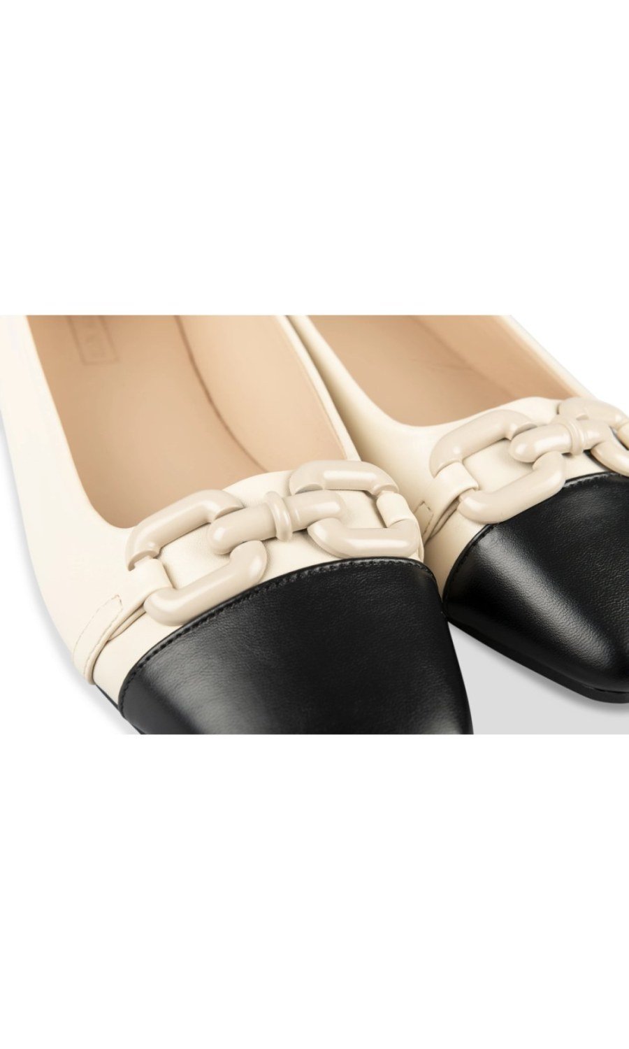 Ballerines beige bout noir à chaîne