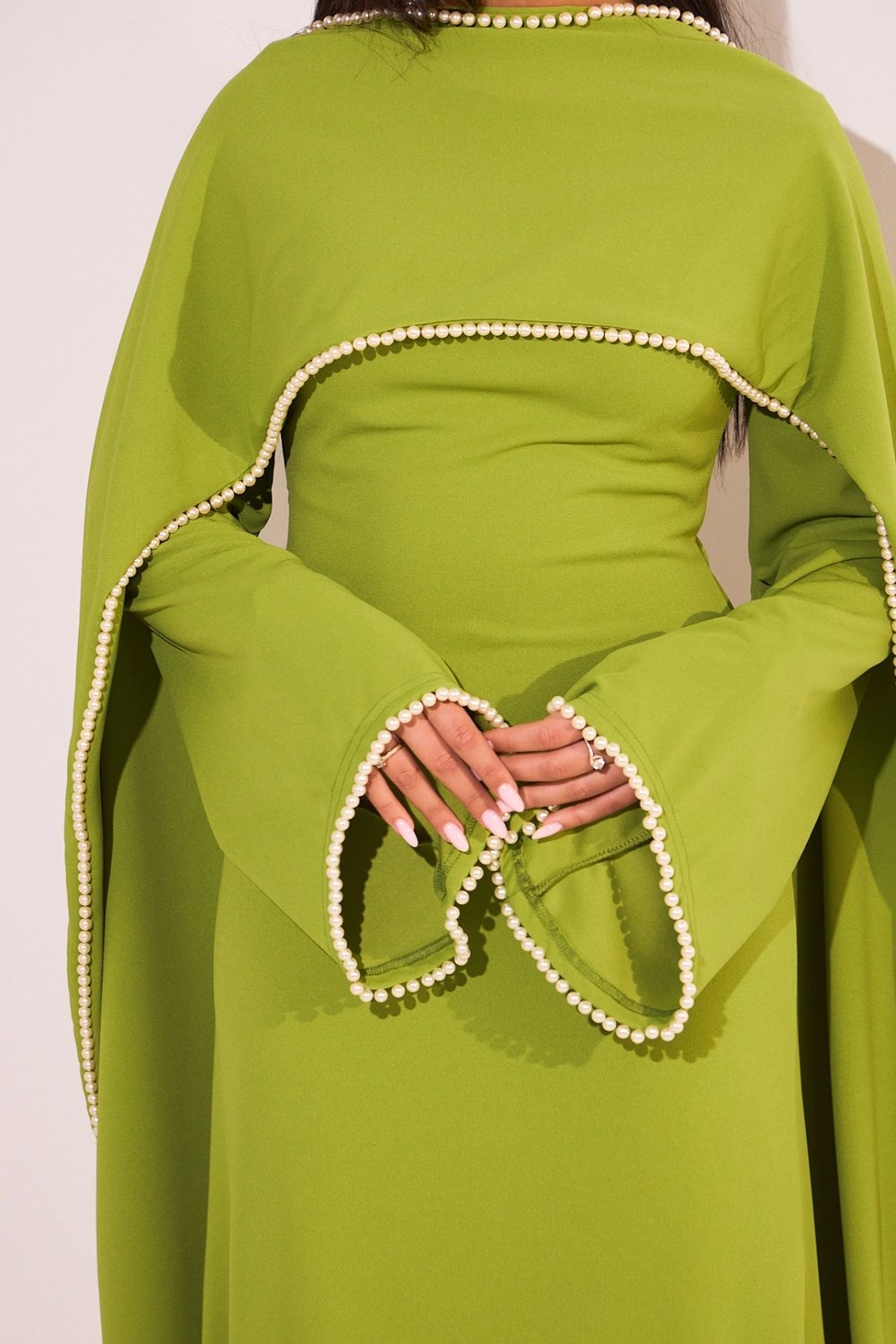 Robe longue perlée manches pagode et étole olive