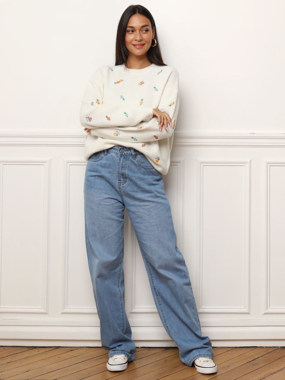 Pull à petites fleurs brodées blanc