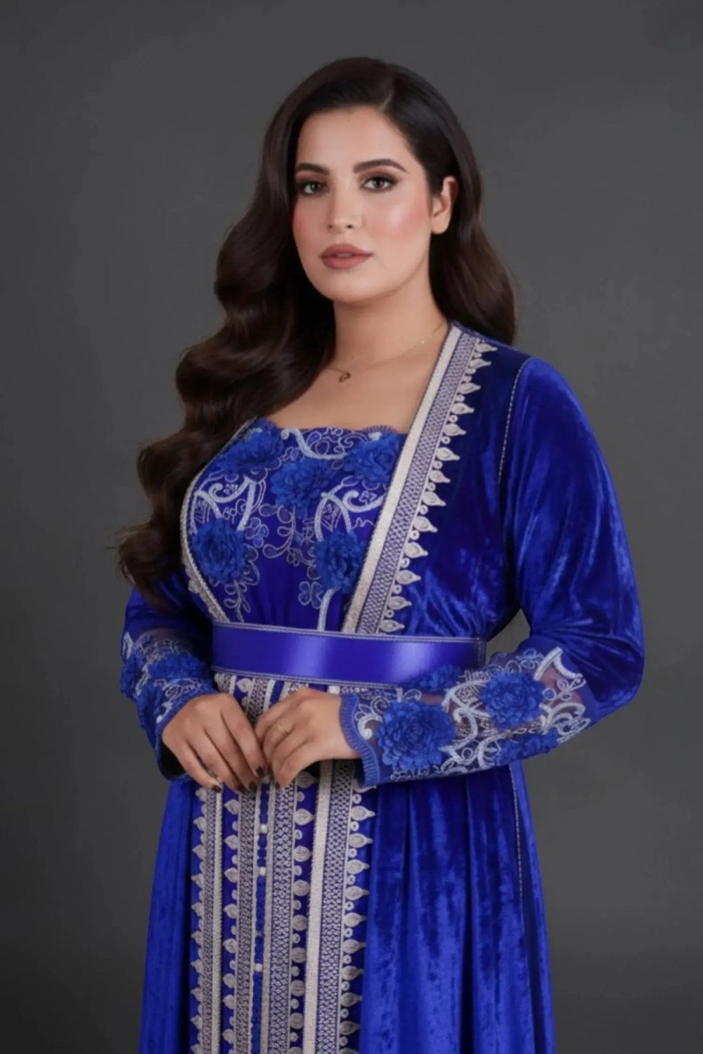 تكشيطة من المخمل والدانتيل بلون أزرق ملكي