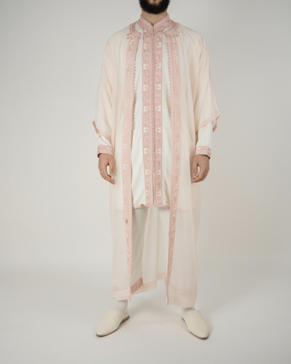 Jabador rose w byed m3a cape