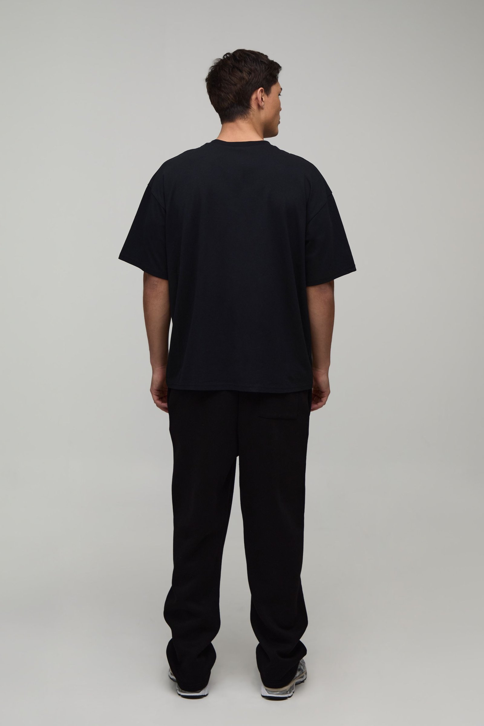 T-shirt dyal rjal oversize b broderie script