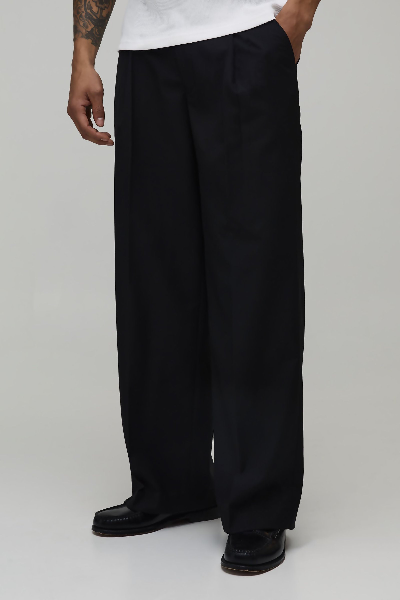 Pantalon Tailleur Coupe Ample À Plis Devant