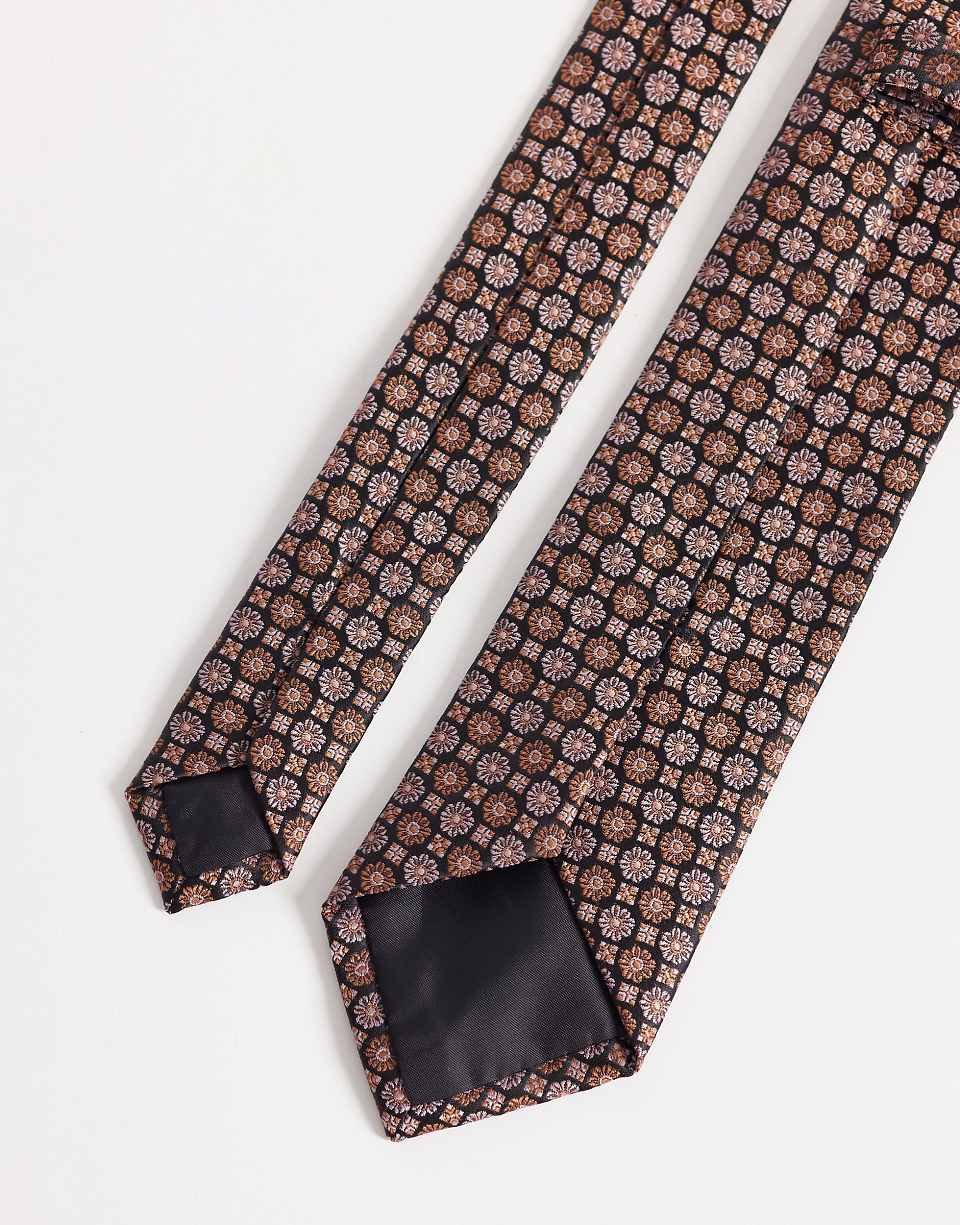 Cravate et pochette à motif fleuri et géométrique