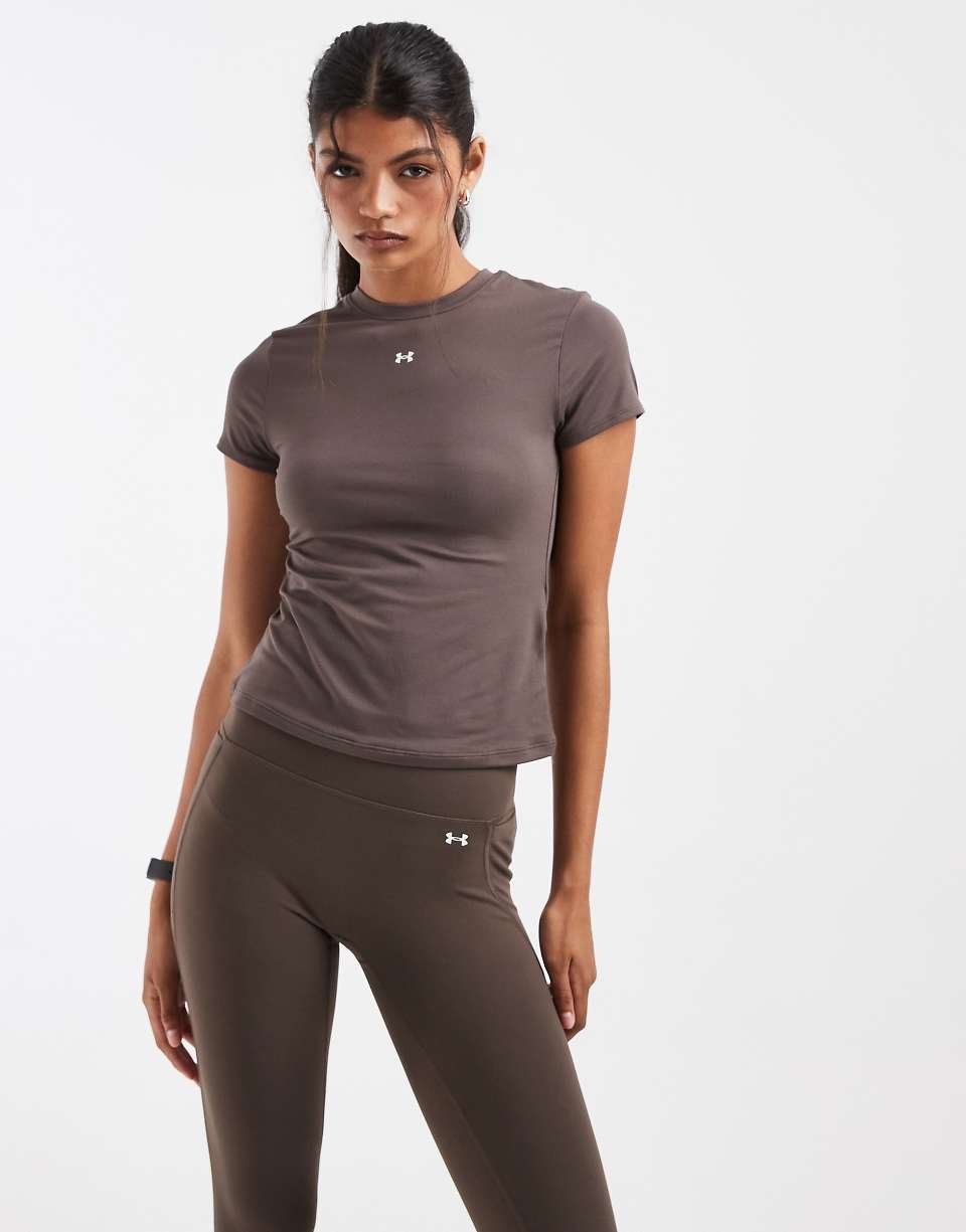 Motion fitted short-sleeve t-shirt in brown