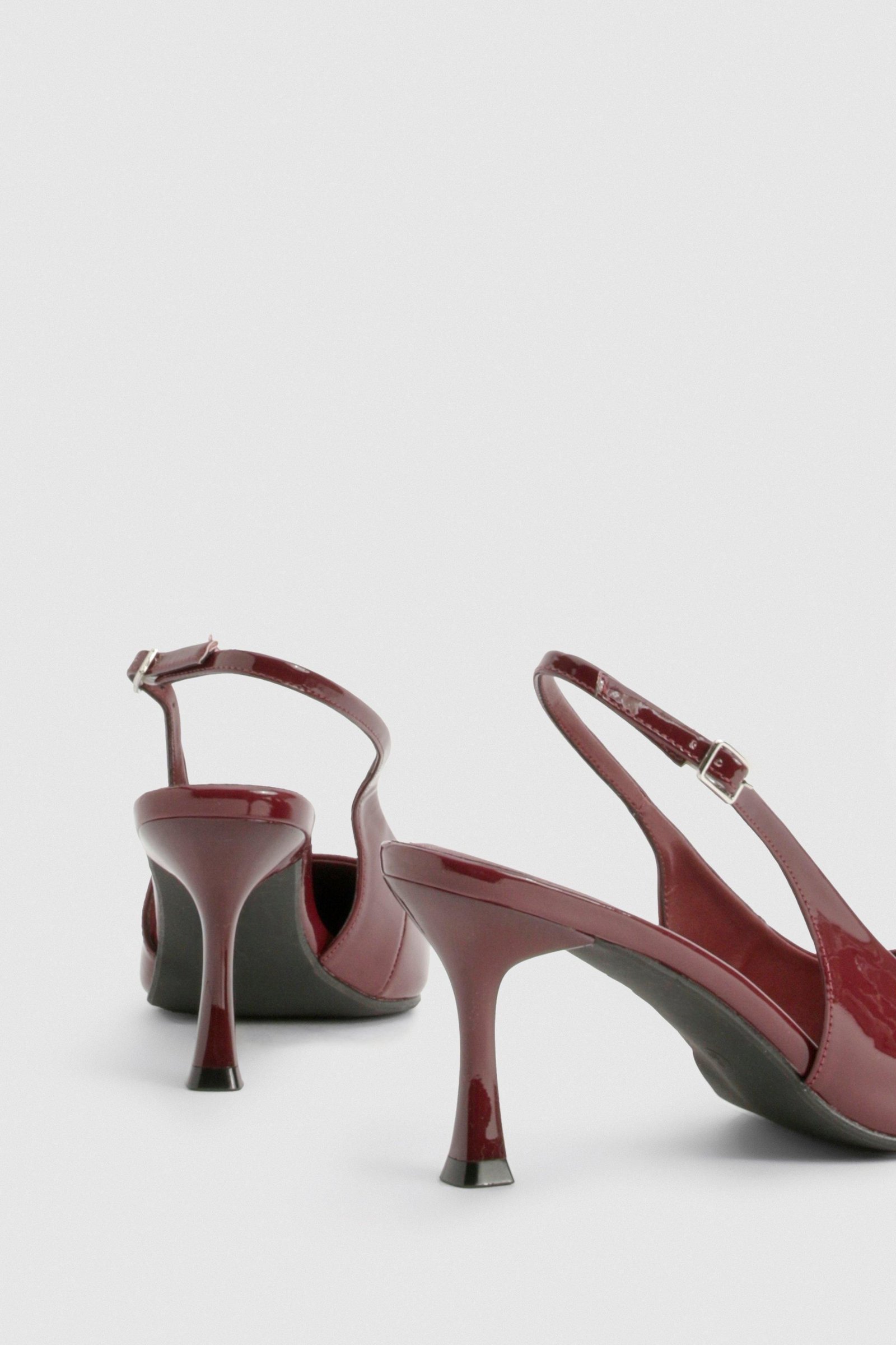 Escarpins pointus vernis à bride arrière