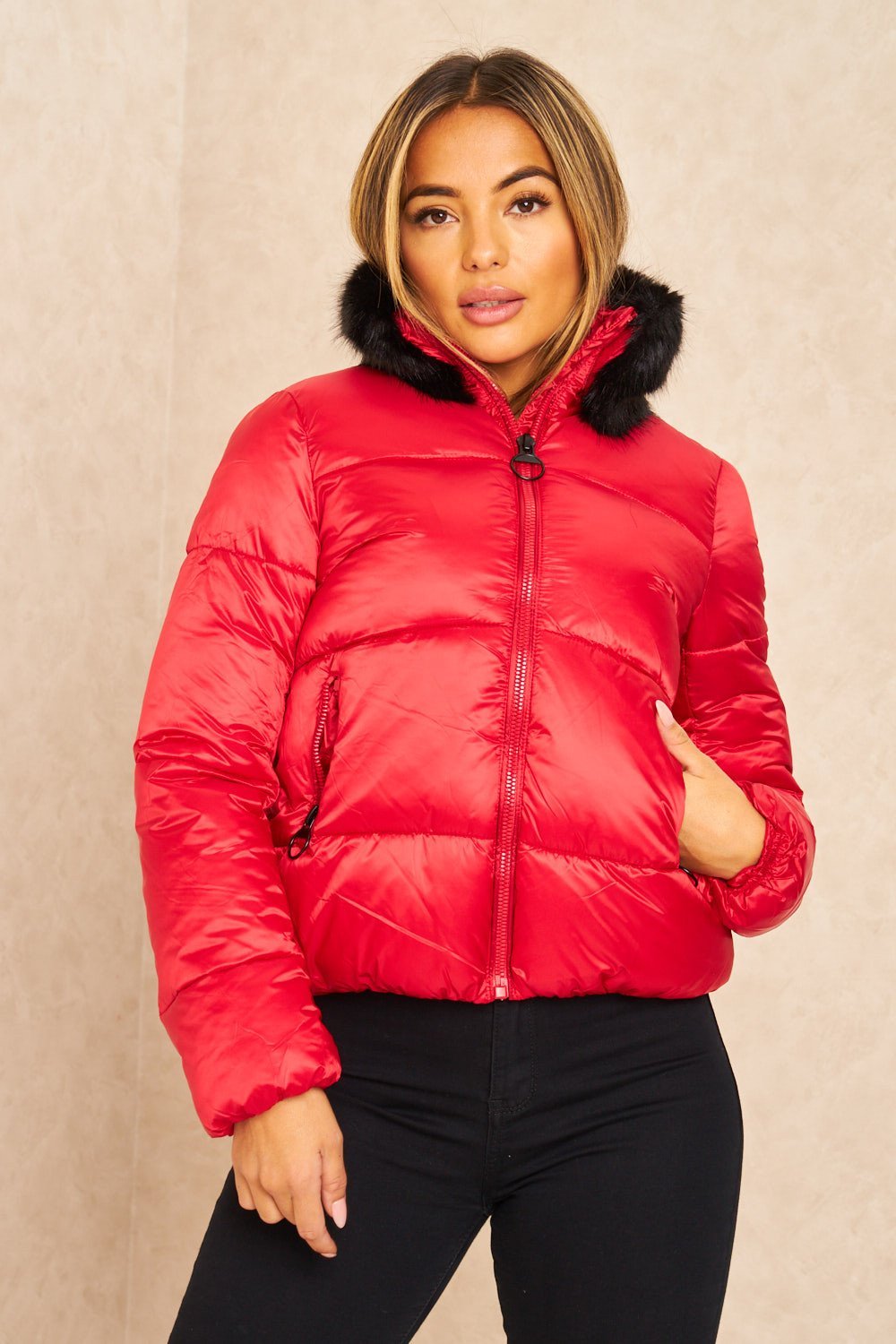 Doudoune courte en fausse fourrure rouge et noir