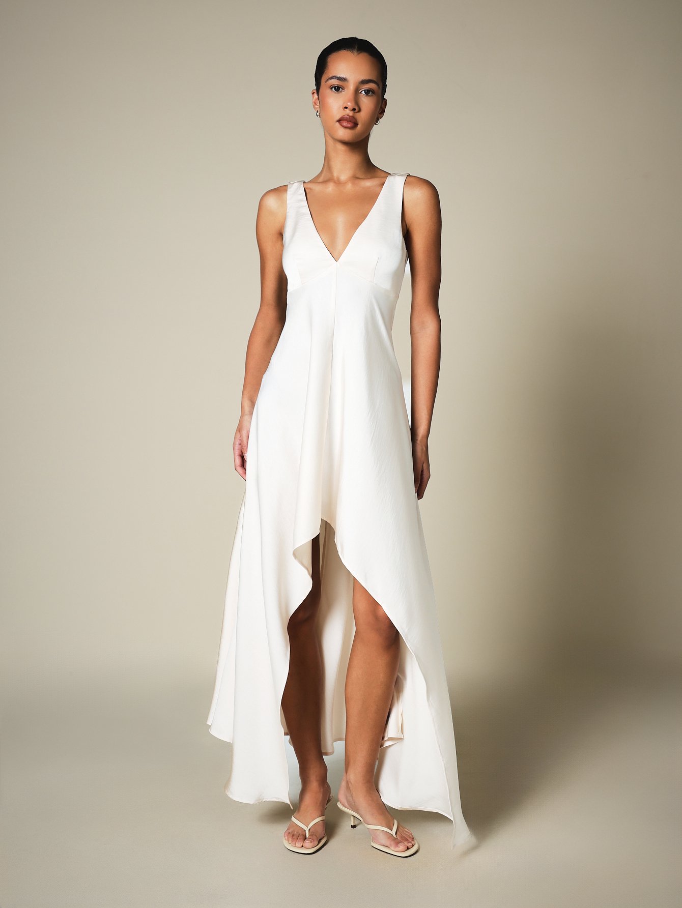 Robe De Soirée Élégante En Satin À Ourlet Asymétrique Avec Décolleté En V Profond