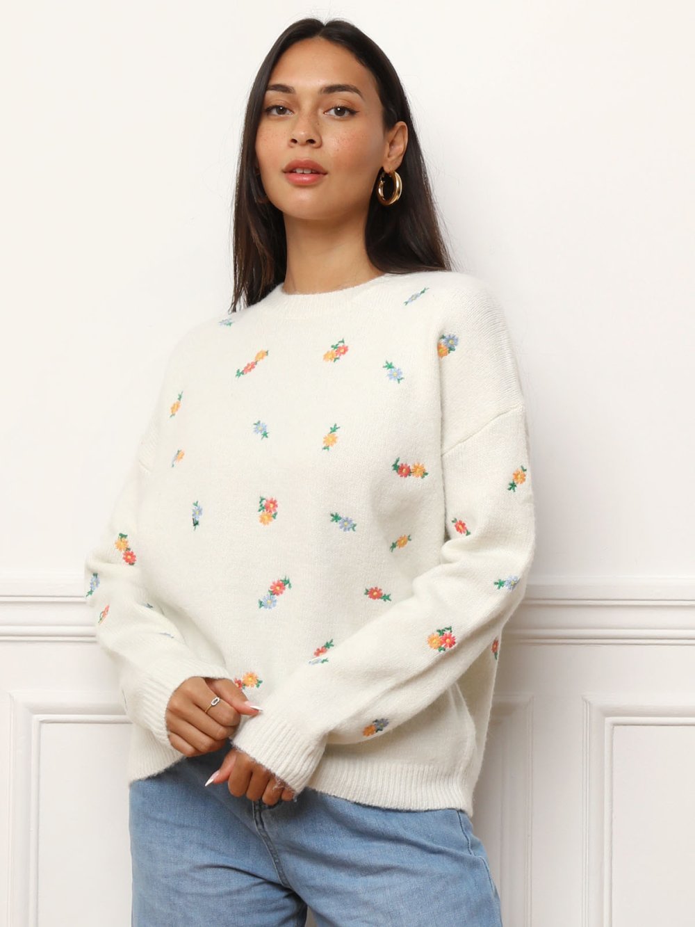 Pull à petites fleurs brodées blanc