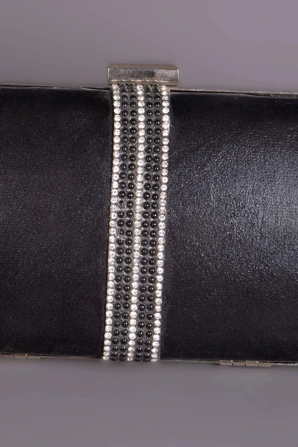 Minaudière k7la b bande dyal strass