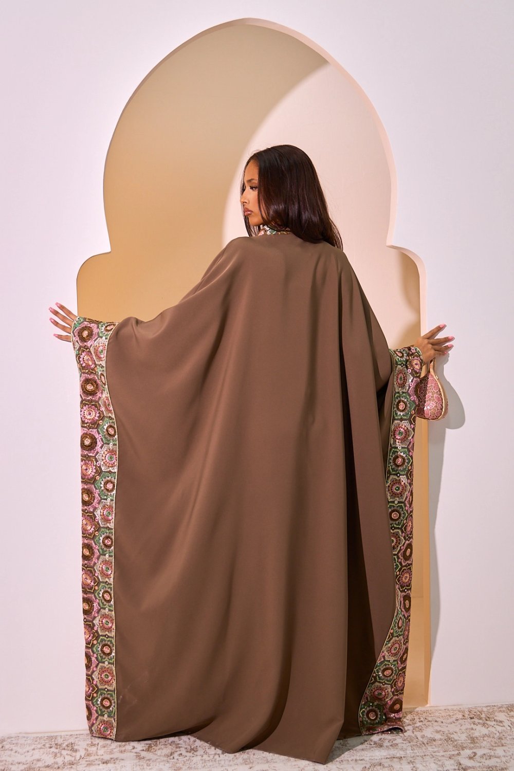 Abaya marron à motifs floraux, sequins et pompons
