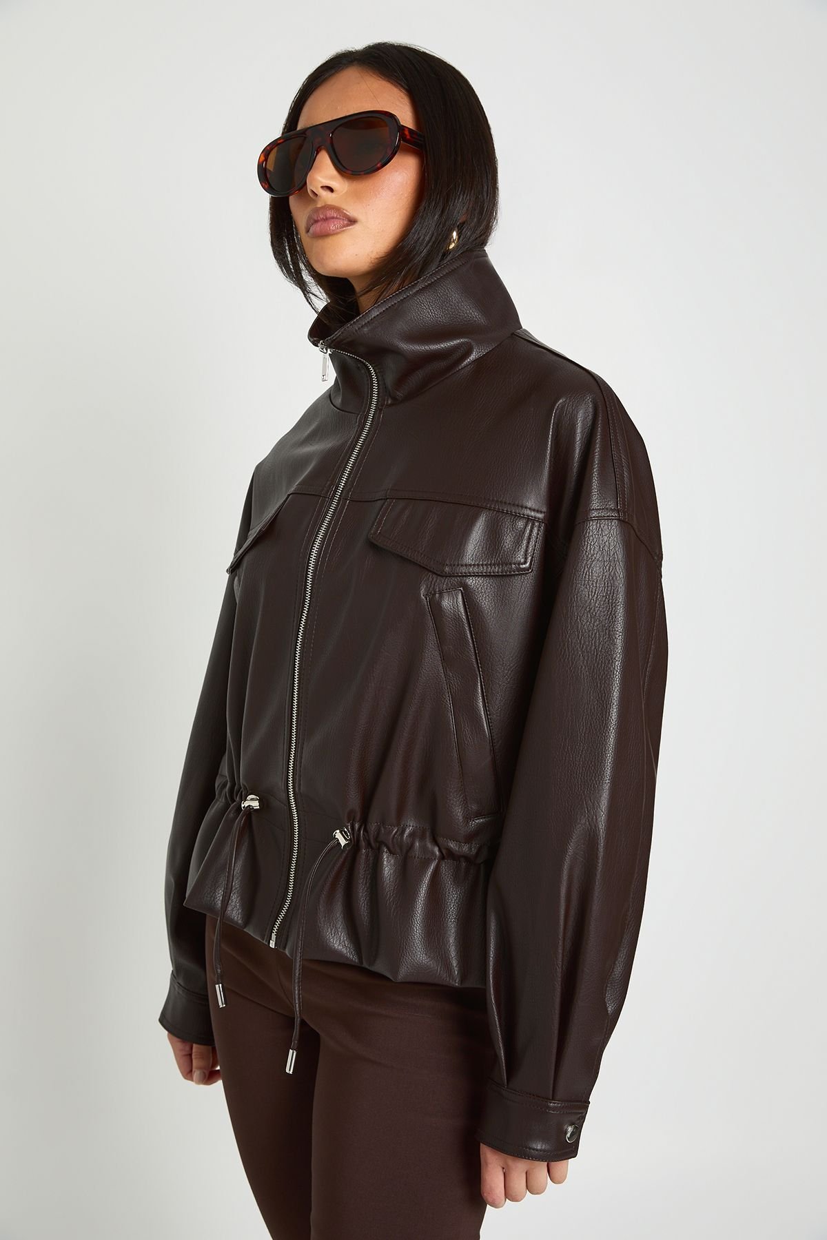 Veste en similicuir à col montant et taille cintrée