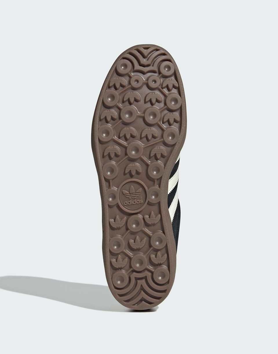 حذاء رياضي Gazelle Indoor بالأسود والأبيض