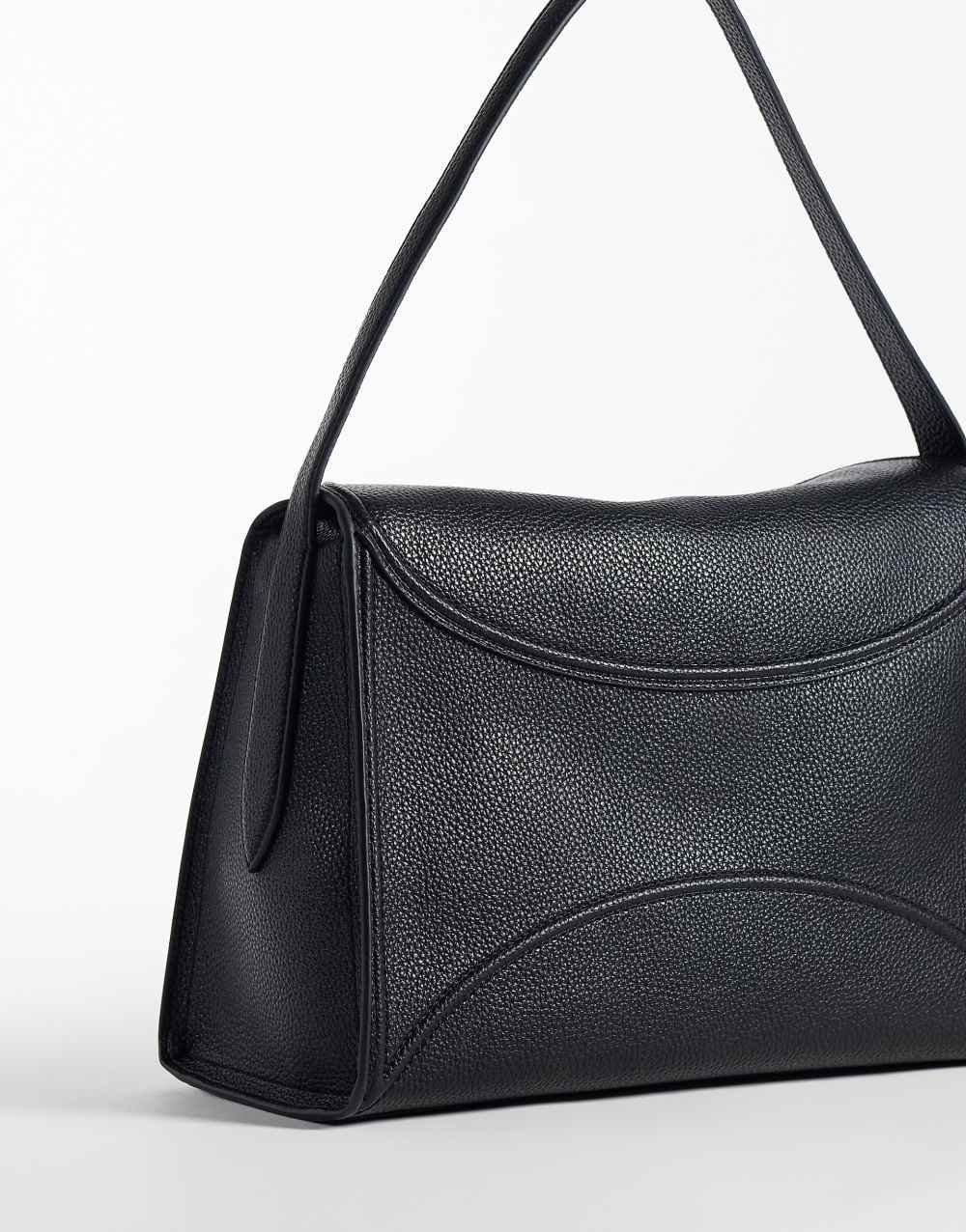 Flap shoulder bag in black