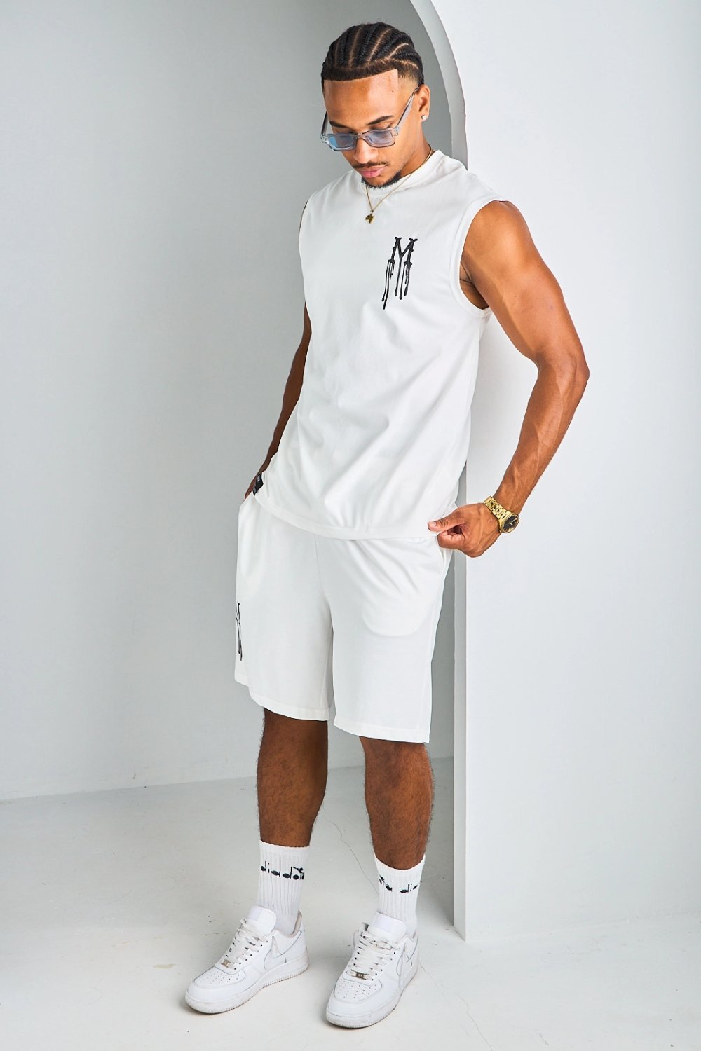 White M-letter tank top and shorts set