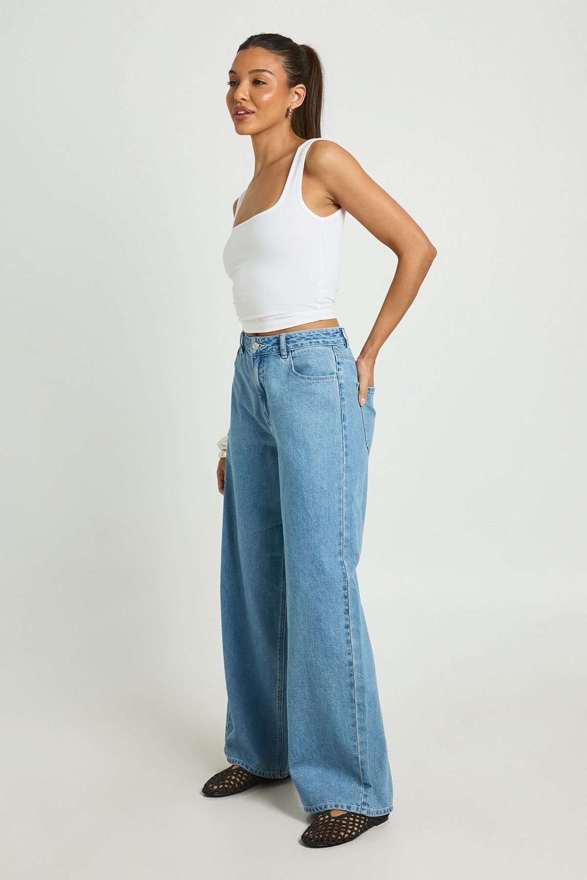 Jean à taille mi-haute, coupe ample et jambes larges