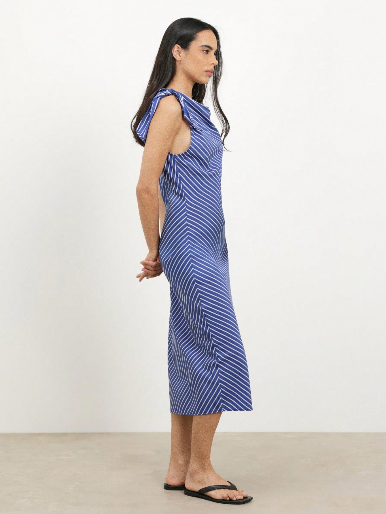 Robe mi-longue rayée à nœud sur l'épaule