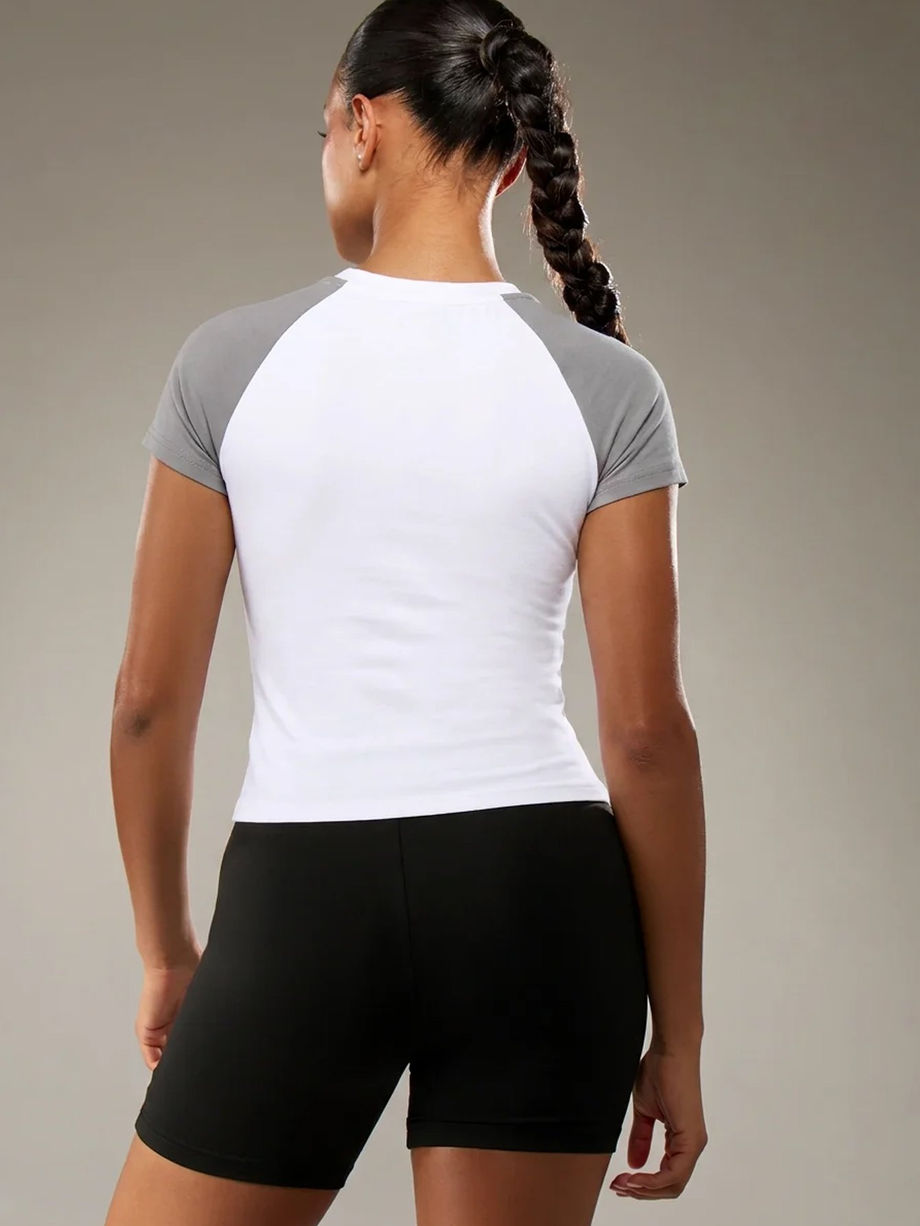 Crop top raglan ajusté à manches contrastées