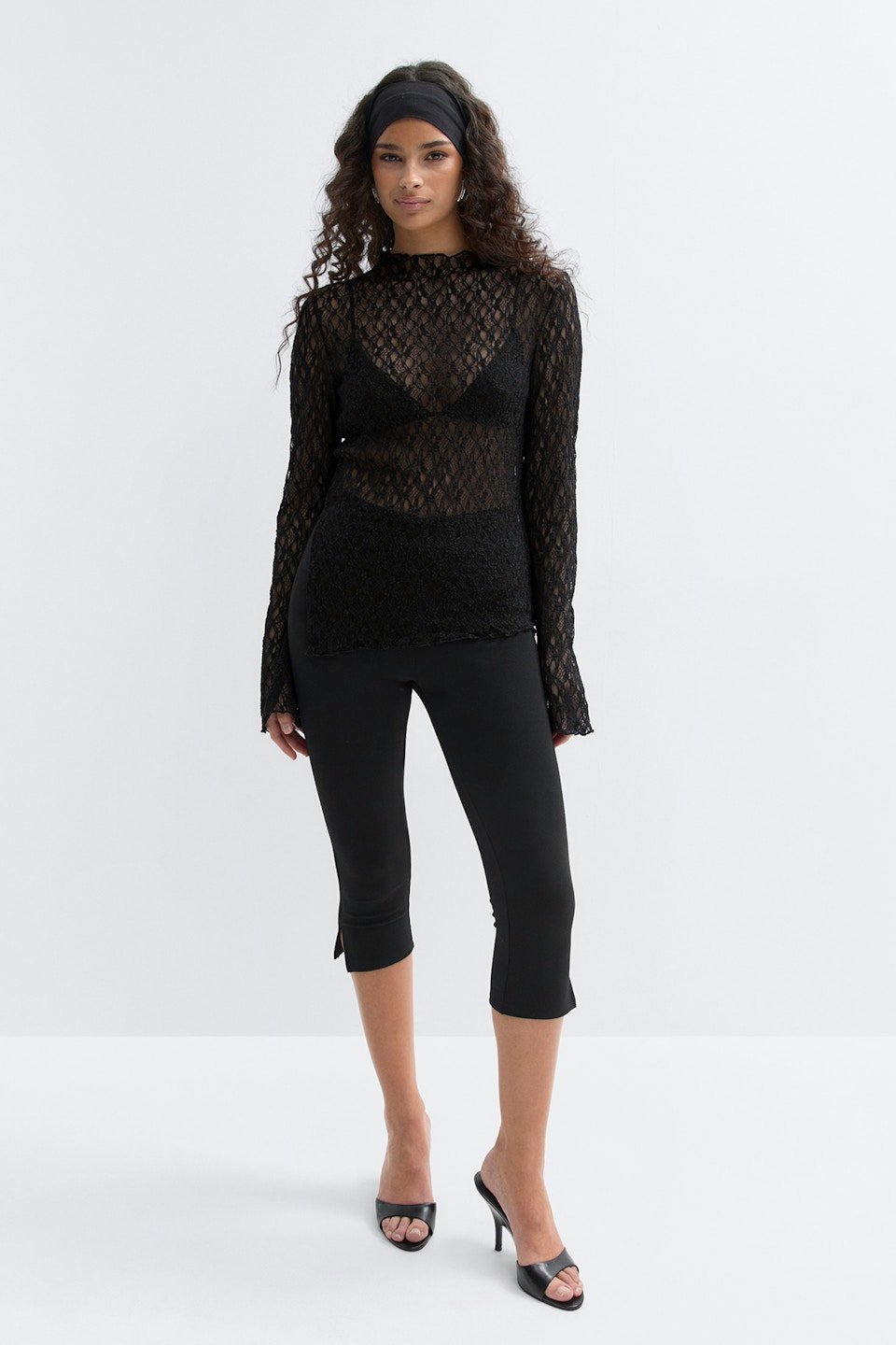 Top en dentelle asymétrique à manches longues
