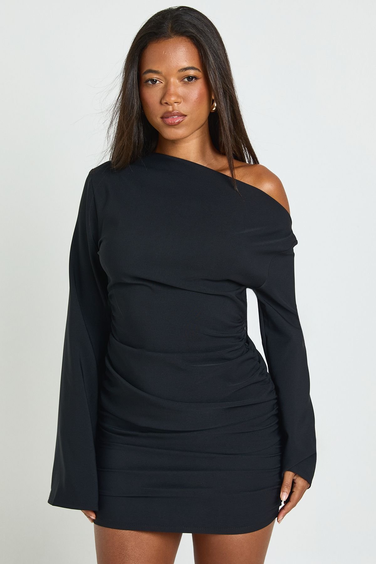 Robe mini froncée b kmam évasées w ktaf 3aryanin