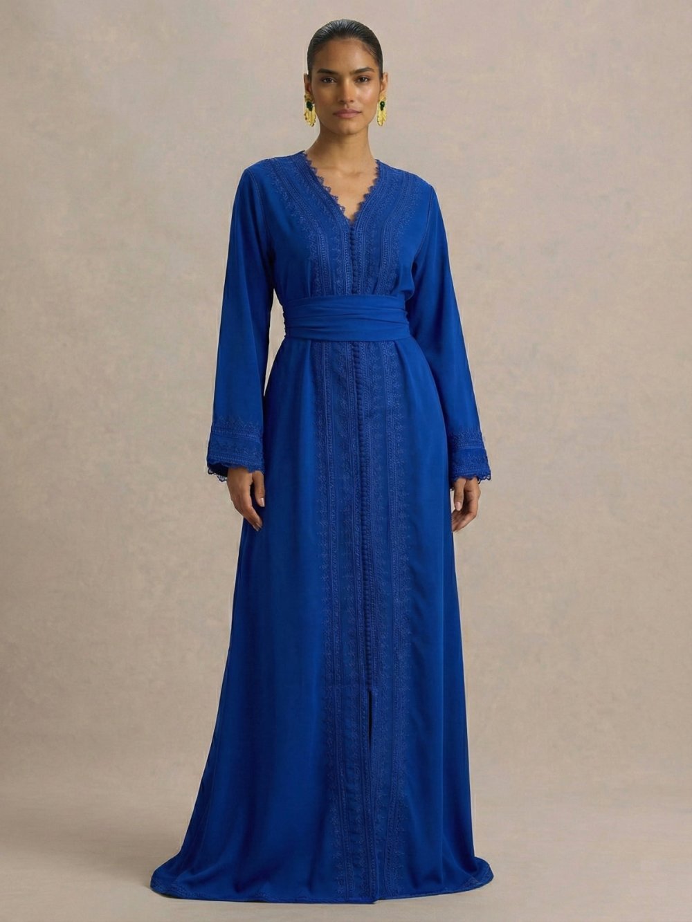Caftan bleu roi à manches évasées en crêpe